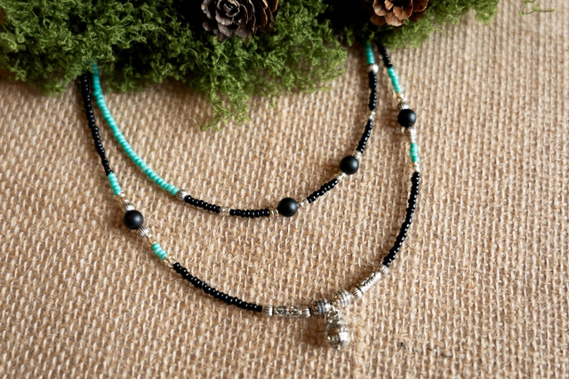 Collier en perles de rocaille et Agate noire + pendentif argenté 
