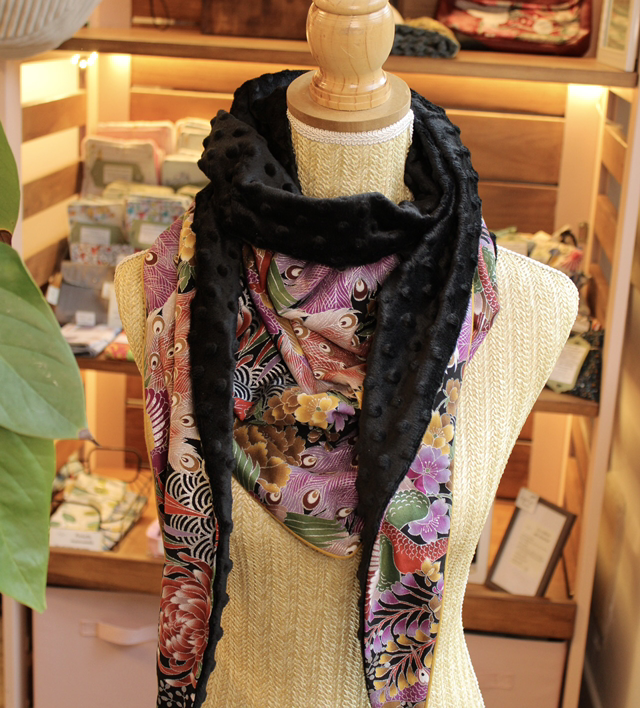 Foulard en coton japonais marron motif plumes de paon / Le petit atelier de Maya 