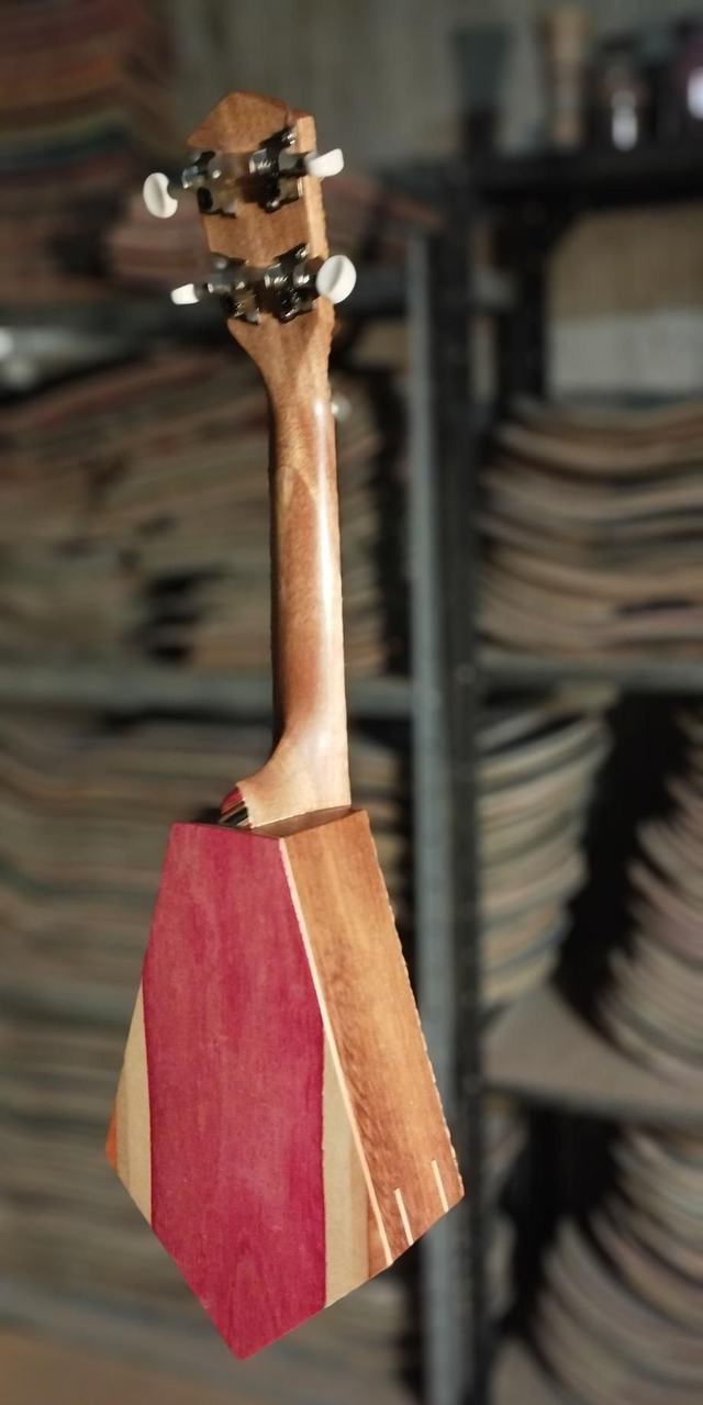 Ukulele électro-acoustique (sur commande)