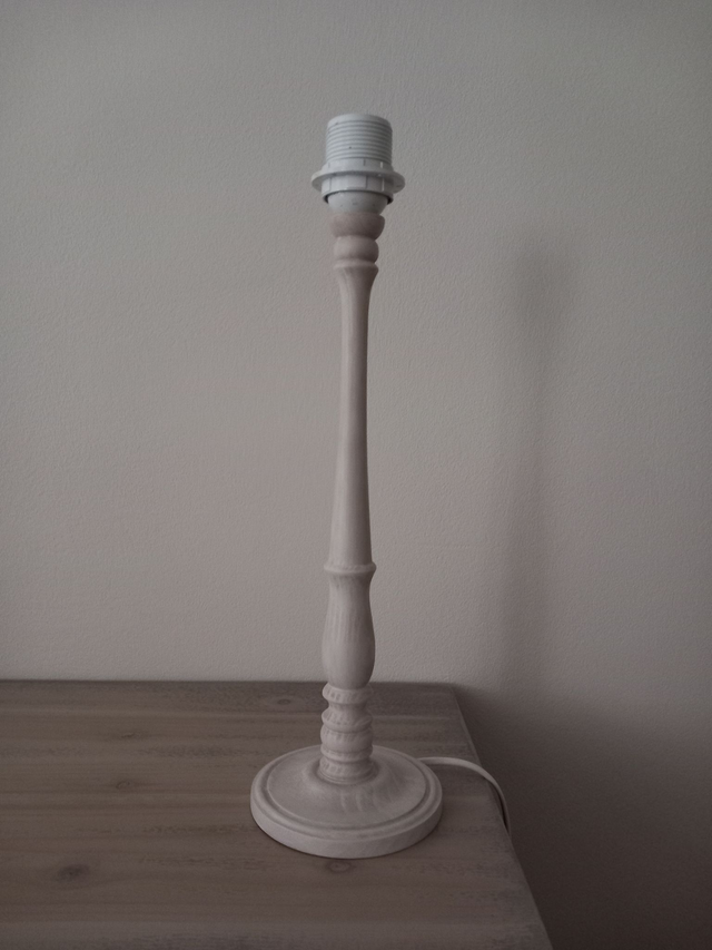 Pied de lampe en bois de hêtre Français teinté blanchi électrifié Hauteur 42 cm