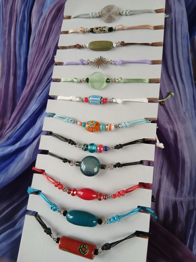 Bracelet breloque émaillée brun motif labyrinthe