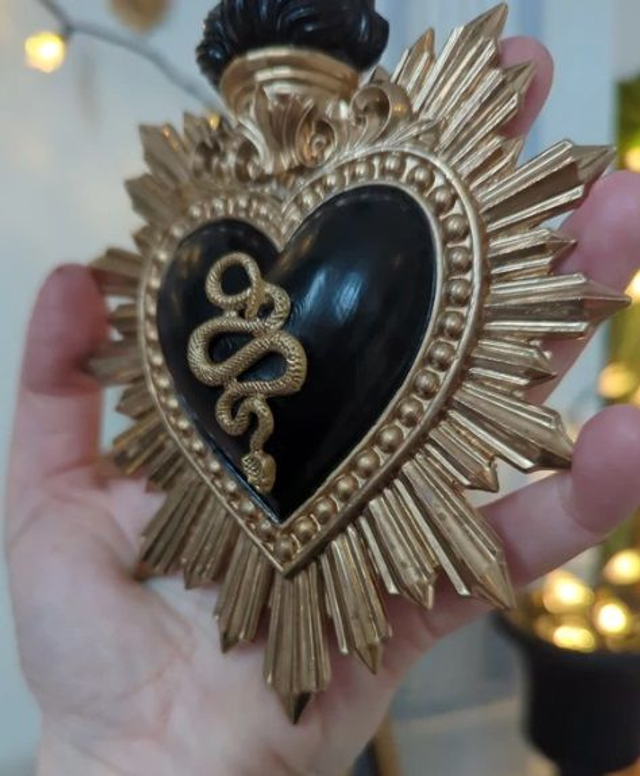 Décoration murale - cœur ex-voto noir et doré - serpent