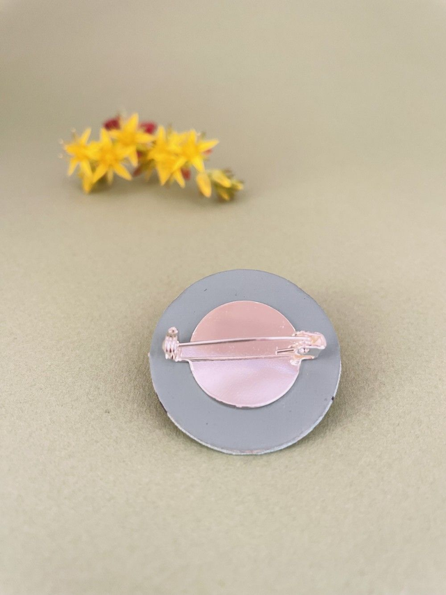 Broche ronde bleue oiseaux en carton et tissu imprimé