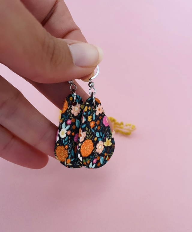 Boucles d'oreilles carton et tissu, forme petites gouttes, collection "1001 fleurs" - fond noir et motifs fleuris multicolores