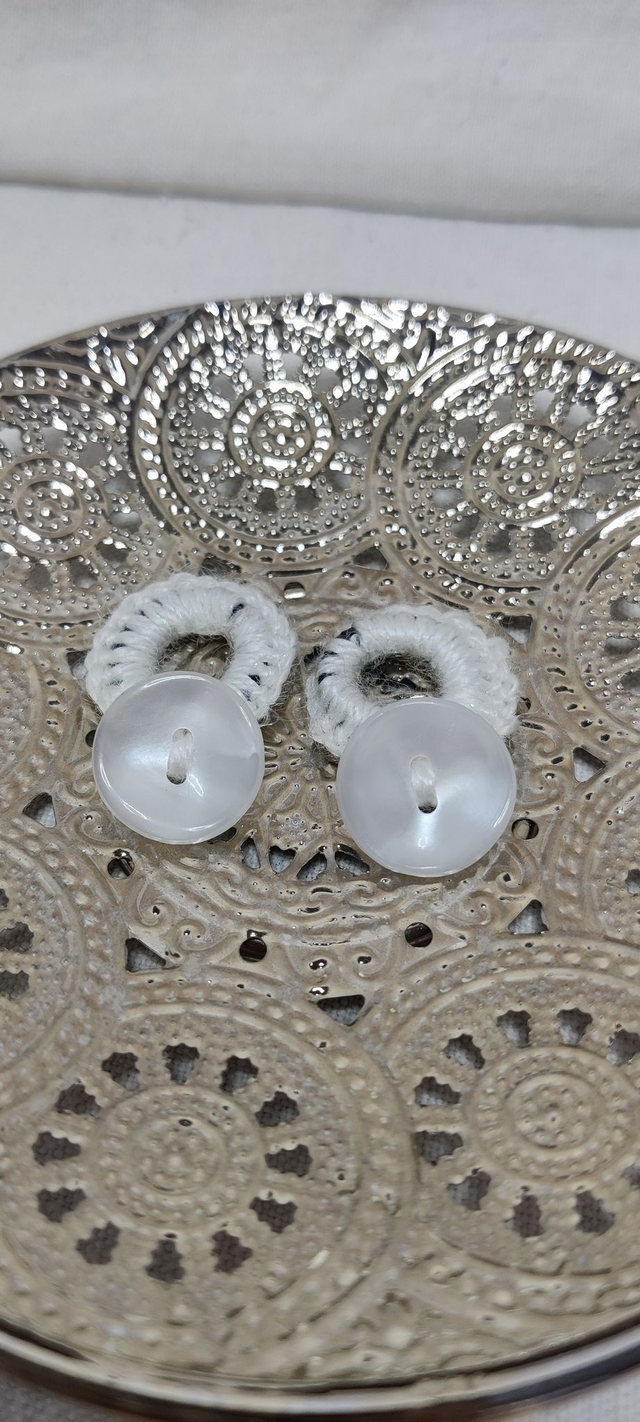 Boutons élastiques coquilles blanches