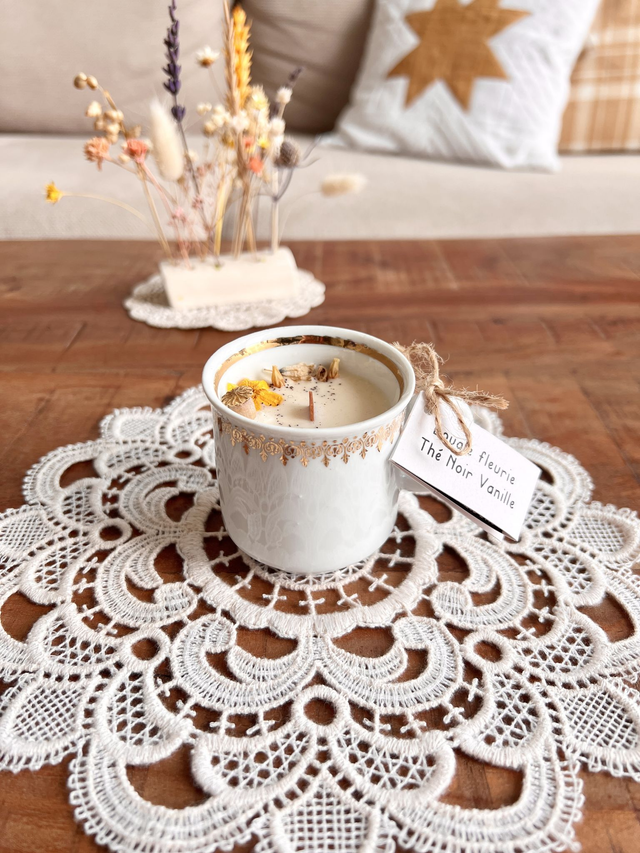 ✨ Bougie Thé noir vanille - tasse à café "frise or"