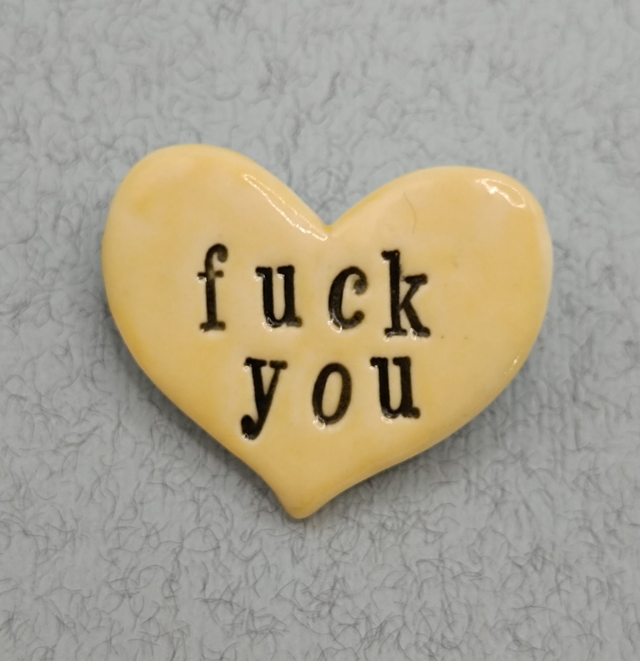 broche « fuck you » 