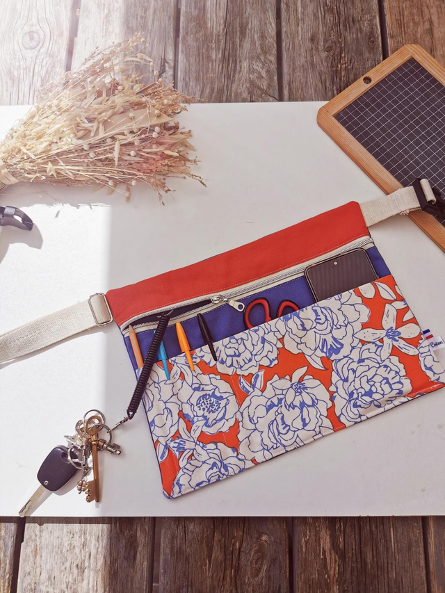 Tablier maîtresse fleurs oranges