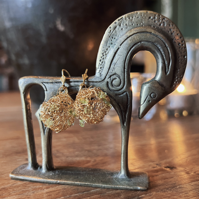 Oorbellen verguld 24k goud met Peridot steentjes 