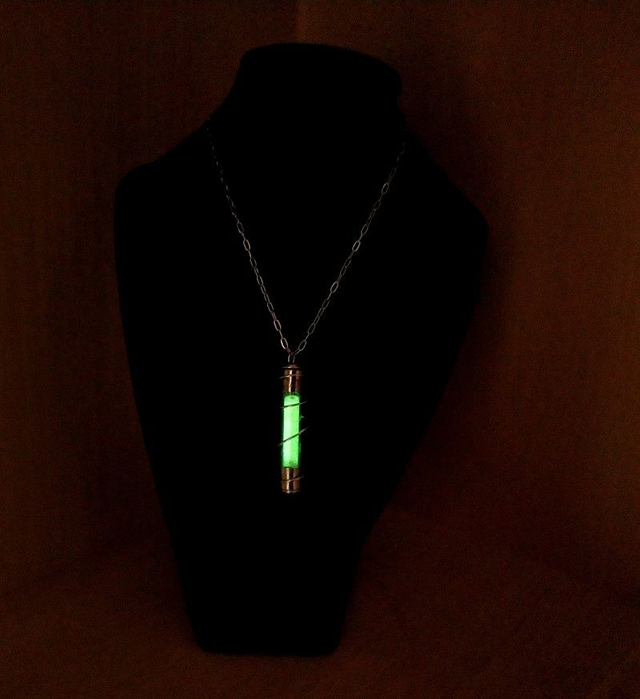 Collier fusible brillant dans le noir
