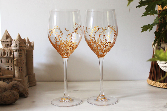 Duo de verres à vin en cristal peints à la main décorés de feuilles dorées - pièces uniques 