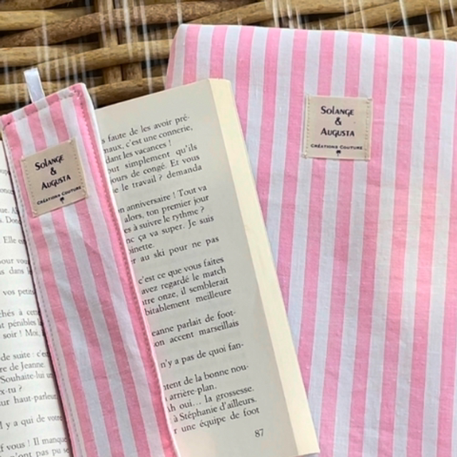Housse de livre rayée rose 