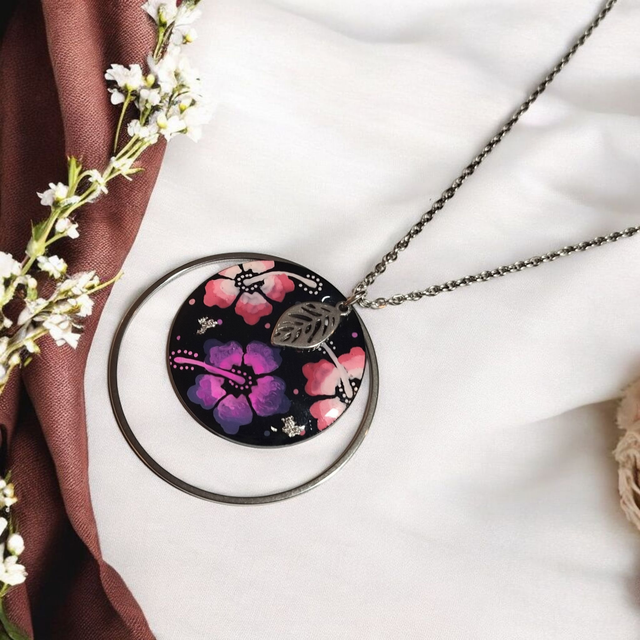 Collier dessiné Flora acier inoxydable rose violet