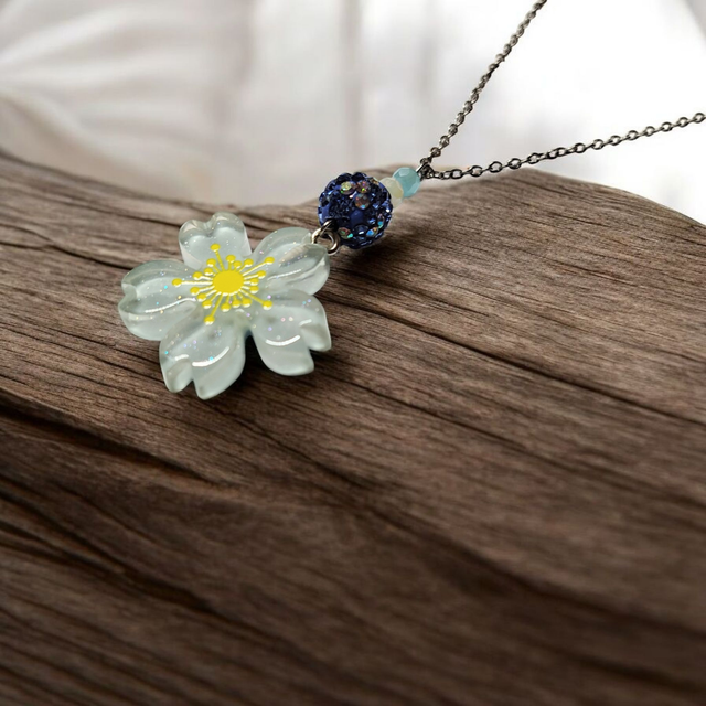 Collier acier inoxydable et cristal bleu blanc fleur