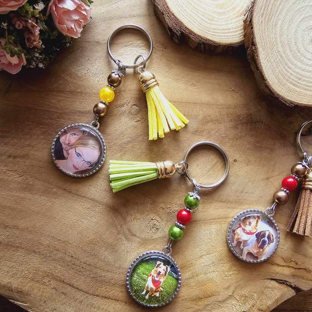 Porte clé photo décoré de perles et d'un pompon 