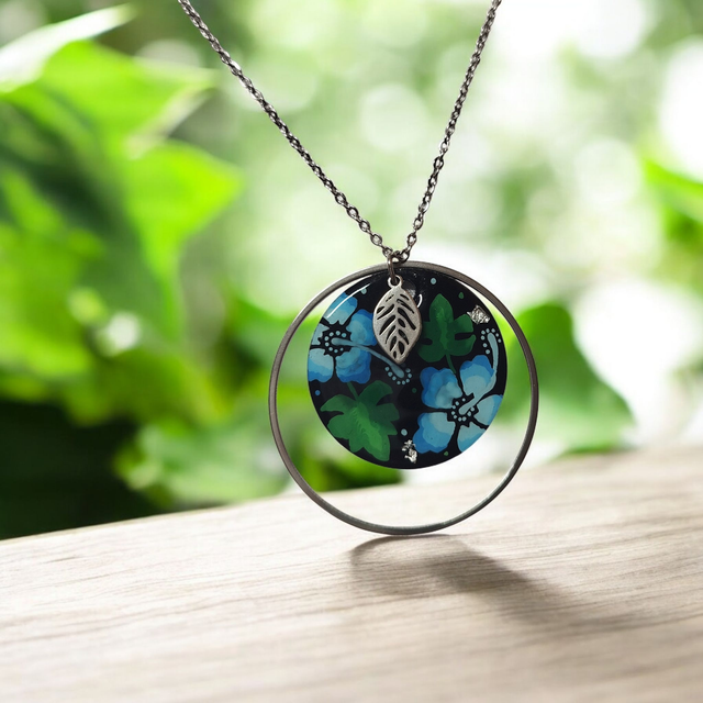 Collier dessiné Flora acier inoxydable bleu vert