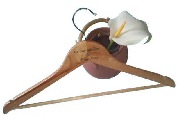 Ceintre en Bois Personnalisé – L’Élégance Gravée