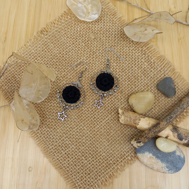 Boucles d&#039;oreille noires et argentées, créoles étoiles