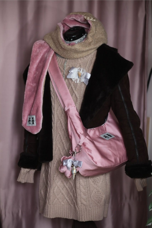 reversible shoulder bag and flower keychain