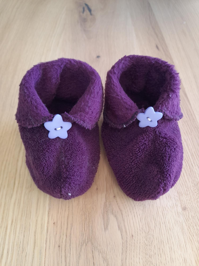 Chaussons bébé violets à étoiles mauves
