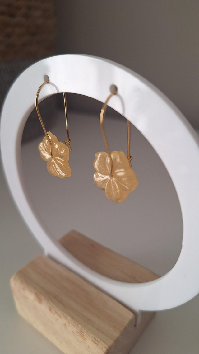 Boucles d&#039;oreilles fleurs hibiscus doré