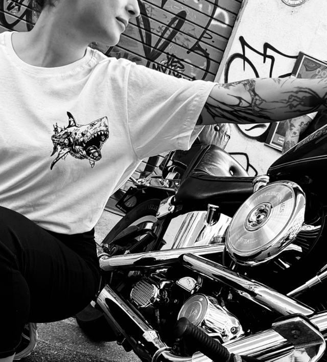 T-Shirt « Shark Metalic » - Édition 🍂- Blanc - taille XL - Poitrine gauche 
