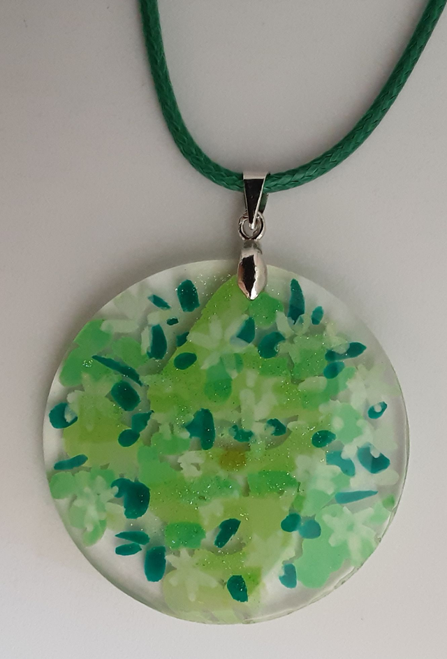 Pendentif rond collection Floral transparent parsemé de petites fleurs printanières