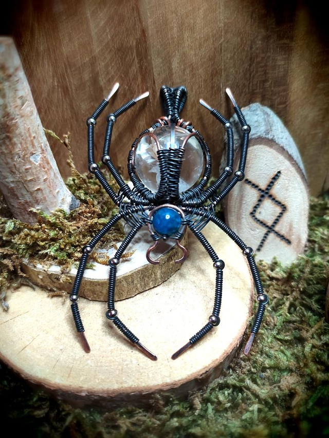 Pendentif "La Tisserande"