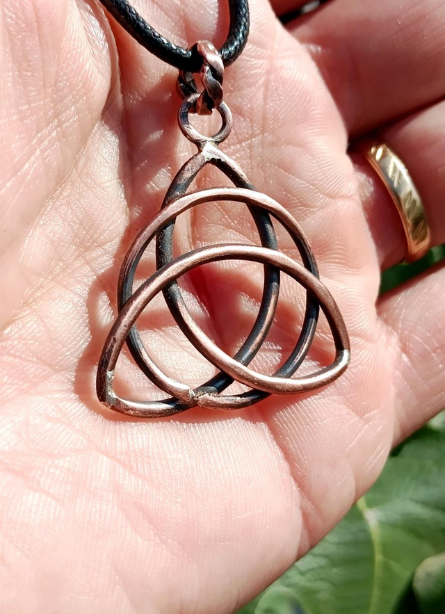 Collier triquetra en cuivre