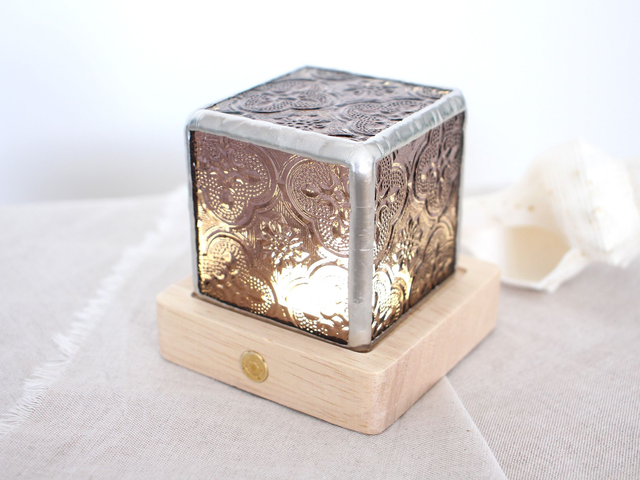 💡Mini Lampe nomade vieux rose en vitrail et bois