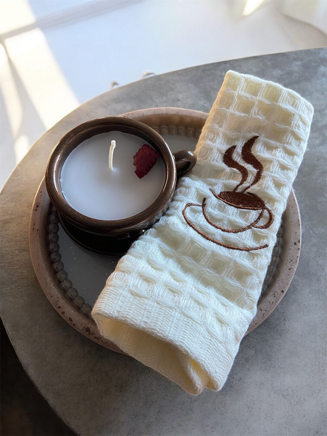 Ensemble “Pause Café” – Bougie en tasse résine &amp; essuie-main brodé