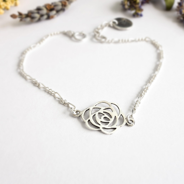 Pulsera de cadenas de plata 925 con una rosa central.