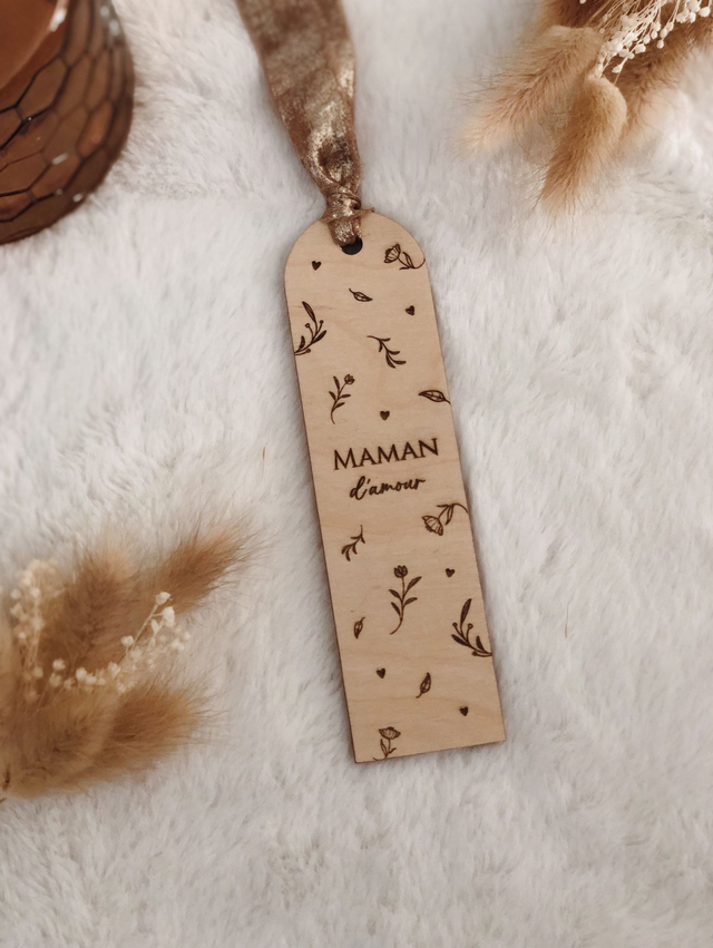 Marque page en bois gravé fleuri
