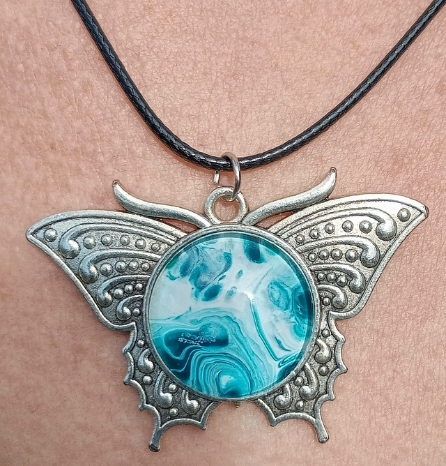 Pendentif papillon cabochon peint