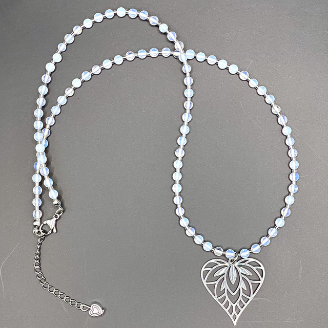 C59 - Collier perles verre opale pendentif cœur 