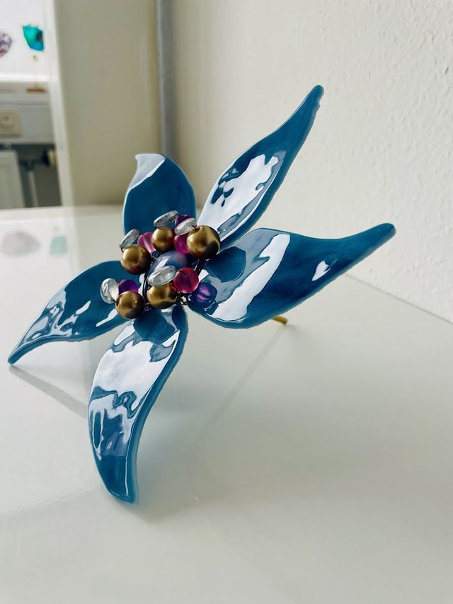 Sierlijke Glazen Lelie - Blauwe Bloemenkunst - Uniek Glasfusing Object voor Buiten & Binnen