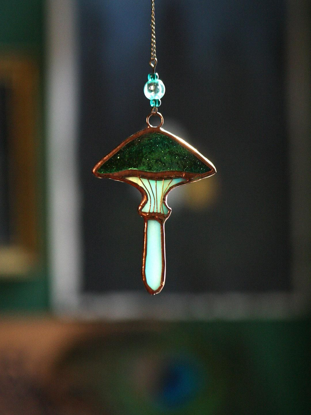 Petite amanite bizarre (probablement très vénéneuse)