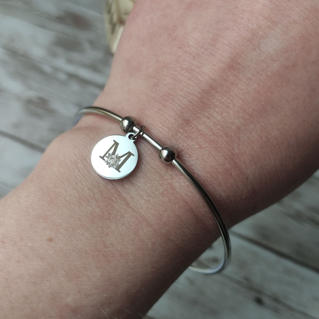 Bracelet jonc rond &quot;Initial&quot; alphabet fleurs acier argenté