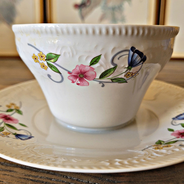 Saucière Tognana en porcelaine d'Italie, motifs en relief et fleurs