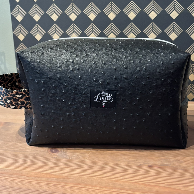 La trousse Complice Maxi – Noir effet autruche & poignée léopard 🖤🐆