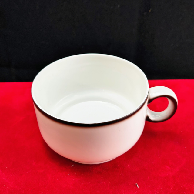 Thomas | Kop (diameter 8,5 | hoogte 5,3 cm) met 'Scandic Shadow' ontwerp in witte en bruine kleuren | Vintage