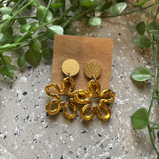 Boucles d’oreilles résine dorées et pailletés 