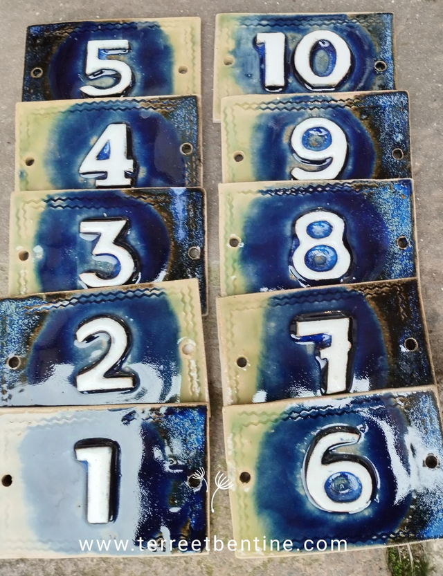 1 CHIFFRE: "Bas relief"  horizontal : fond bleu lagon, typo blanche 