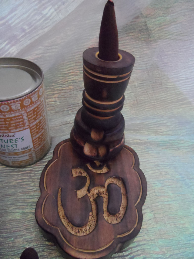 Brûleur d'encens à refoulement reflux Backflow en bois de manguier - Om gravé