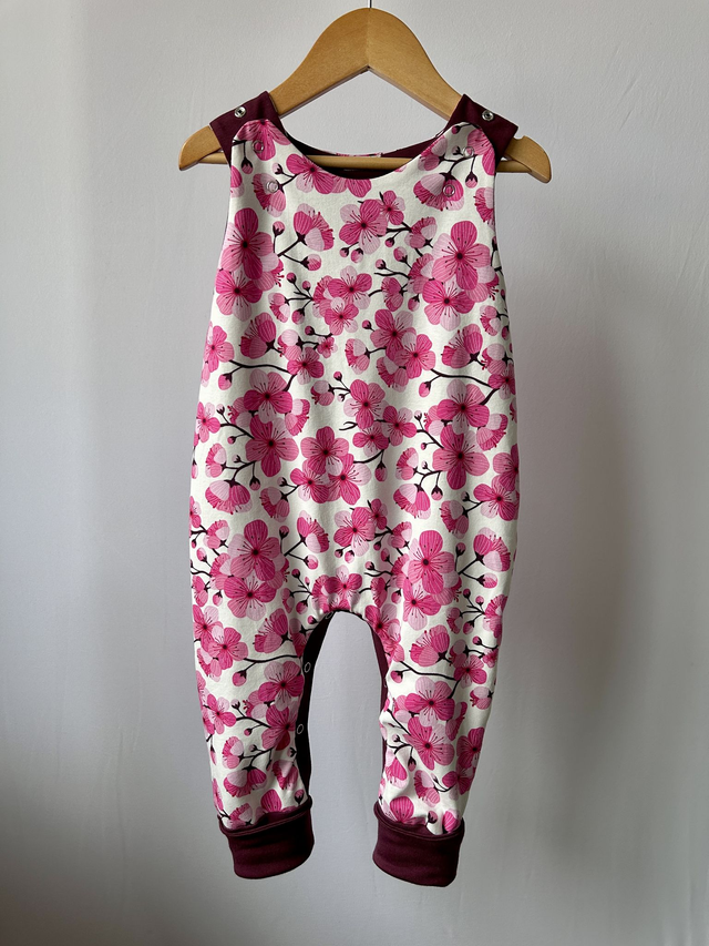 Salopette évolutive et réversible "Fleurs de cerisier"