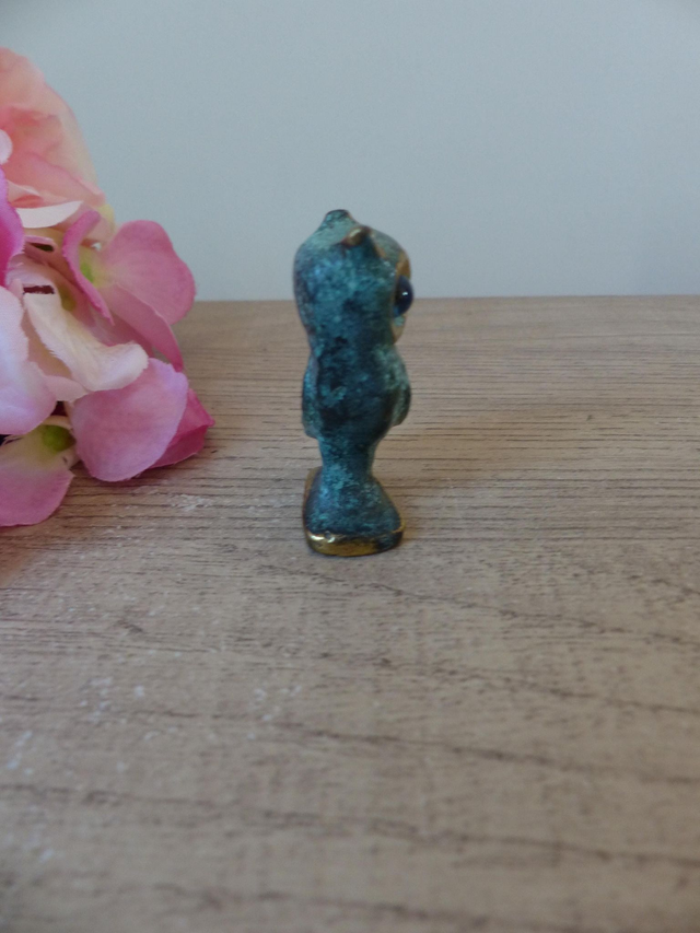 Figurine Miniature Hibou en Laiton aux Yeux Bleus – Sculpture Vintage d’Art Grec, Symbole de Sagesse et Porte-Bonheur