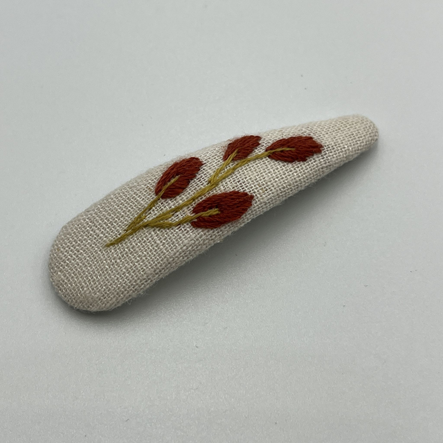 Barrette ovale brodée à la Main - collection 1