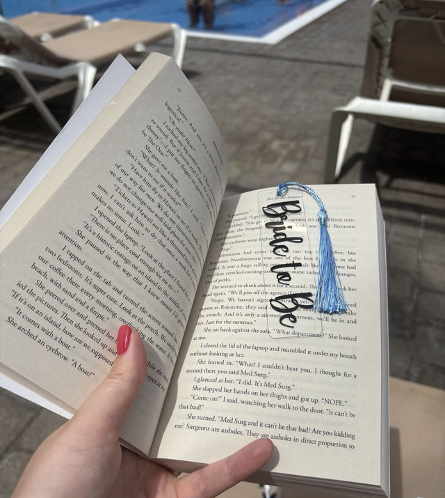 Clear Acrylic “Bride to Be” Bookmark – Bridal Shower or Hen Party Gift – Elegant Wedding Reading Accessory