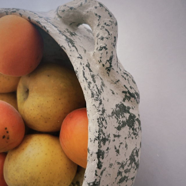 Plat de décoration recouvert de papier mâché vert marbré beige