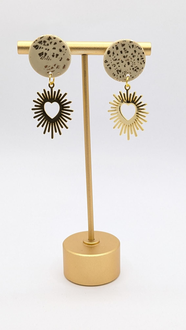 Boucles d'oreilles en pâte polymère - coeur beige/doré